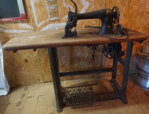lot 534 image: heavy duty Singer sewing machine