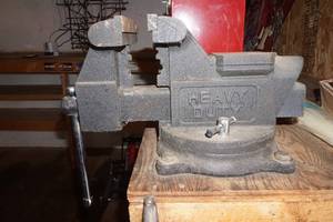 lot 550 image: heavy duty bench vice