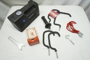 lot 551 image: mini air compressor and hooks