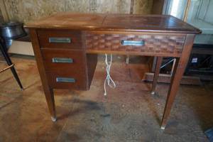 lot 556 image: Singer sewing machine