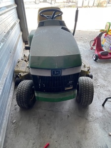 John Deere LX188 Lawn Tractor