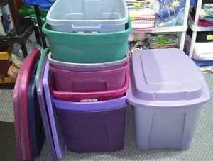 Rubber Maid Totes with Covers (8)