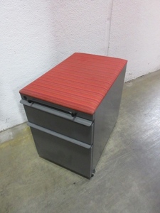 lot 786 image: KNOLL CALIBRE ROLLING FILE PEDESTALS WITH UPHOLSTERED TOP