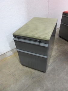 lot 787 image: KNOLL CLAIBRE ROLLING FILE PEDESTALS WITH UPHOLSTERED TOPS