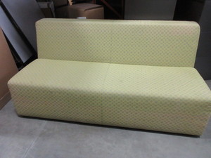 lot 791 image: STEELCASE TURNSTONE ARMLESS COUCH