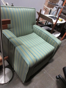 lot 800 image: UPHOLSTERED ARM CHAIR