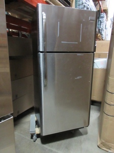 lot 839 image: FRIGIDAIRE REFRIGERATOR FREEZER