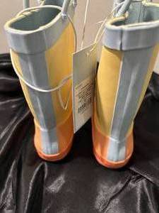 lot 197 image: NWT Toddler Rain  Rubber Boots
