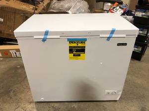 lot 39 image: Magic Chef 8.7 cu. ft. Manual Defrost Chest Freezer in White  Customer Returns See Pictures