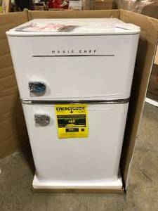 lot 43 image: Magic Chef Retro 3.2 Cu. Ft. 2 Door Mini Fridge in White  Customer Returns See Pictures