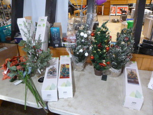 lot 89 image: Christmas Dcor