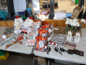 lot 91 image: Christmas Dcor