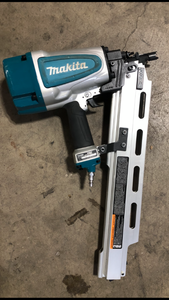 Makita Pneumatic 3-12 in. 21° Full Round Head Framing Nailer    Customer Returns See Pictures