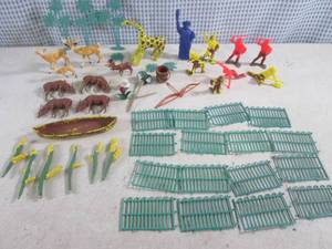 lot 45 image: (CS) Assorted Vintage Toy Figures Etc