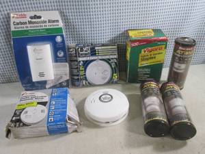 lot 46 image: (CS) Assorted Smoke and Carbon Monoxide Alarms and Box of 500 Fabric and Garden Staples