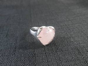 lot 136 image: (CNTR) Pink Rose Quartz Heart Shaped Gemstone Ring