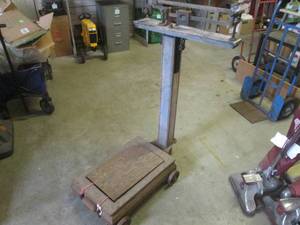lot 144 image: (EC1) Vintage Reliable Wood and Metal Platform Scale - Not In Working Condition - For RepairDisplay
