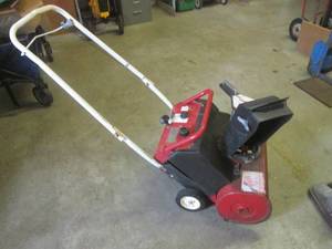 lot 146 image: (BR2) Snapper 3201 Snow Thrower - Single Stage - Has Key - Runs But Smokes