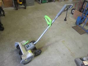 lot 147 image: (BR2) Earthwise SN70016 16 Electric Snow Thrower - Works