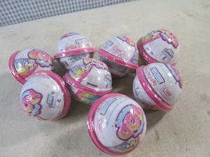 lot 189 image: (B-1) 8 Loose Gummi Pop Surprise with Unicorn Pets Past Date