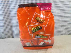 lot 190 image: (B-3) Party Pack Bag of Assorted Snack Size Reeses Candy Bars 2 Pound Bag Best by Nov 2023