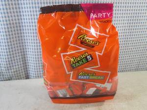 lot 191 image: (B-3) Party Pack Bag of Assorted Snack Size Reeses Candy Bars 2 Pound Bag Best by Nov 2023
