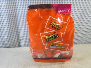 lot 192 image: (B-3) Party Pack Bag of Assorted Snack Size Reeses Candy Bars 2 Pound Bag Best by Nov 2023