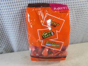 lot 193 image: (B-3) Party Pack Bag of Assorted Snack Size Reeses Candy Bars 2 Pound Bag Best by Nov 2023