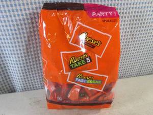 lot 194 image: (B-3) Party Pack Bag of Assorted Snack Size Reeses Candy Bars 2 Pound Bag Best by Nov 2023