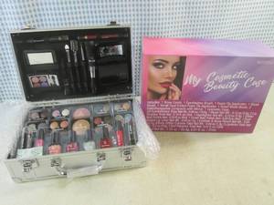 lot 267 image: (BSB) My Cosmetic Beauty Case - Good Christmas Gift