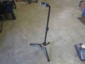 lot 284 image: (H-2) Hercules GS412B Guitar Stand