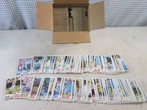 lot 304 image: (EC1) Assorted 1977-1985 Topps Baseball Cards