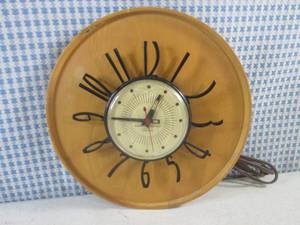 lot 313 image: (BS) Vintage General Electric Telechron Wall Clock 9