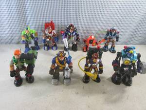 lot 318 image: (F-0) Assorted Posable Toy Figures with Accessories