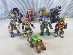 lot 319 image: (F-0) Assorted Posable Toy Figures with Accessories