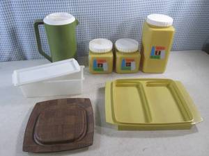 lot 335 image: (G-1) Vintage Bee Plastic Canisters, Tupperware, Rubbermaid and Walnut Weavewood Plate