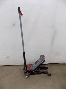 lot 11 image: Pro 2. ft 2 Ton Floor Jack