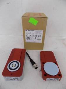 lot 235 image: ALLEN BRADLEY -  MAGNETIC SAFETY SWITCH,  NEW IN BOX  #440G-EZS21STL05H