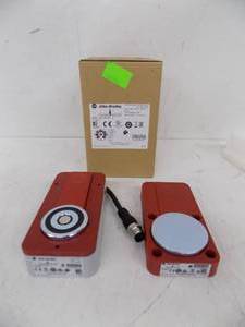 lot 237 image: ALLEN BRADLEY -  MAGNETIC SAFETY SWITCH,  NEW IN BOX  #440G-EZS21STL05H