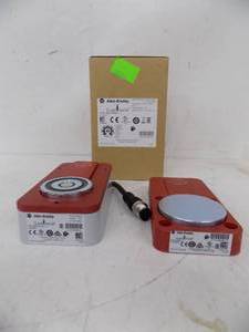 lot 239 image: ALLEN BRADLEY -  MAGNETIC SAFETY SWITCH,  NEW IN BOX  #440G-EZS21STL05H