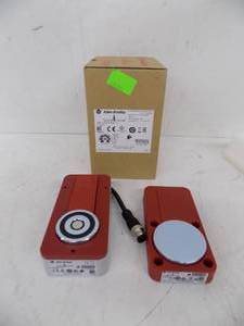 lot 240 image: ALLEN BRADLEY -  MAGNETIC SAFETY SWITCH,  NEW IN BOX  #440G-EZS21STL05H