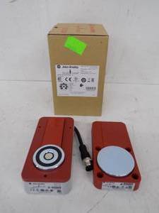 lot 250 image: ALLEN BRADLEY -  MAGNETIC SAFETY SWITCH,  NEW IN BOX  #440G-EZS21STL05H