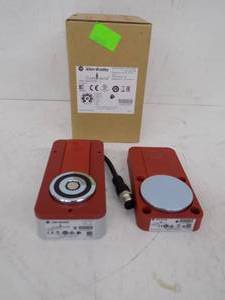 lot 251 image: ALLEN BRADLEY -  MAGNETIC SAFETY SWITCH,  NEW IN BOX  #440G-EZS21STL05H