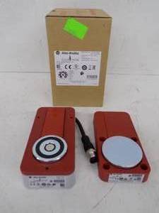 lot 252 image: ALLEN BRADLEY -  MAGNETIC SAFETY SWITCH,  NEW IN BOX  #440G-EZS21STL05H