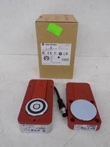 lot 253 image: ALLEN BRADLEY -  MAGNETIC SAFETY SWITCH,  NEW IN BOX  #440G-EZS21STL05H