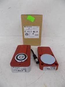 lot 257 image: ALLEN BRADLEY -  MAGNETIC SAFETY SWITCH,  NEW IN BOX  #440G-EZS21STL05H