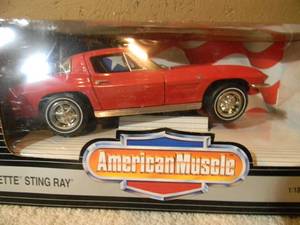 lot 15 image: ERTL, AMERICAN MUSCLE 118 SCALE 1963 CHEVROLET CORVETTE STING RAY SPLIT WINDOW - COLLECTORS EDITION - IN BOX - AWESOME PIECE - SEE PICTURES