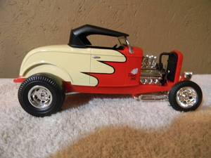 lot 31 image: HOTWHEELS 118 SCALE 1932 FORD Deuces Wild 6 TWOS - USED FOR DISPLAY ONLY - NICE - AWESOME PIECE - SEE PICTURES