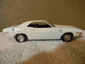 lot 35 image: REVEL 124 SCALE 1970 DODGE CHALLENGER RT 440 SIX PACK - USED FOR DISPLAY ONLY - NICE - AWESOME PIECE - SEE PICTURES