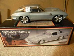 lot 49 image: VINTAGE JIM BEAM 1963 CORVETTE STINGRAY DECANTER - NICE - IN BOX - AWESOME PIECE - SEE PICTURES